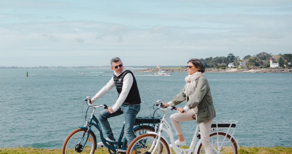 Couple à vélo le long de la Corniche de la Mer