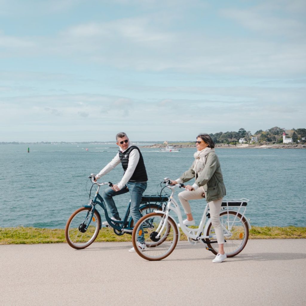 Couple à vélo le long de la Corniche de la Mer