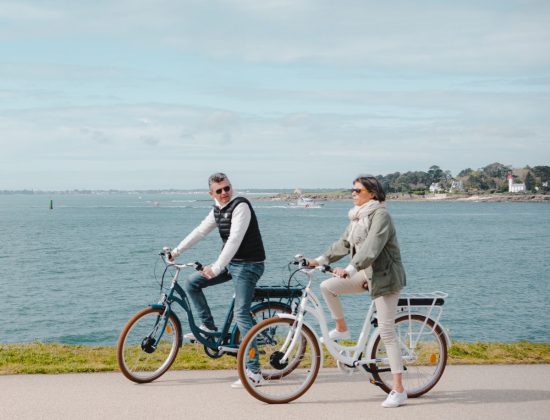 Couple à vélo le long de la Corniche de la Mer