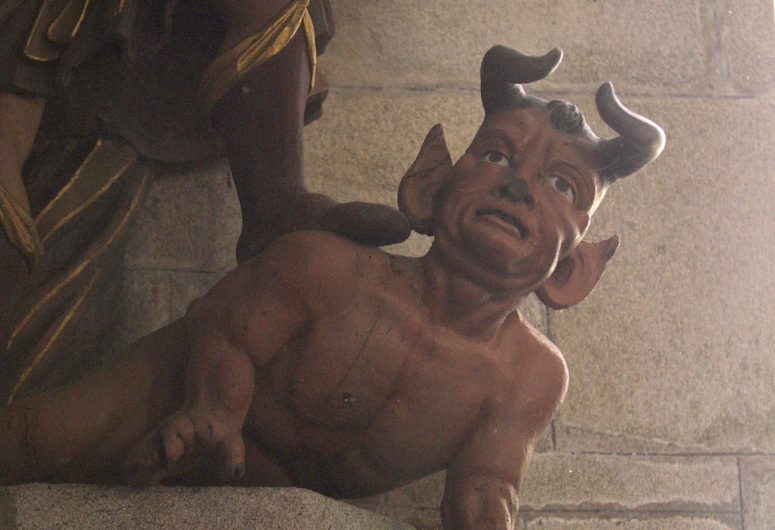 Le Juch – Eglise statue Le Diable